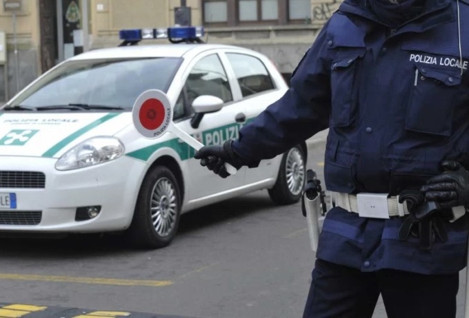 Multa di 5000 euro per aver abbandonato rifiuti