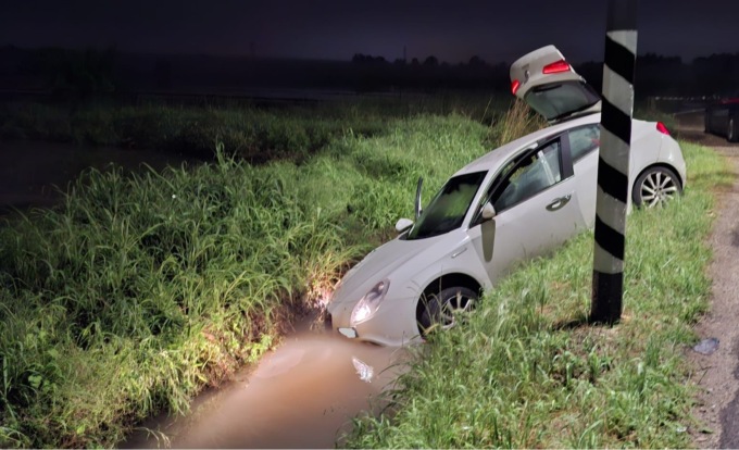 Carabinieri sventano furto di abiti di marca, ladri fuggono a nuoto nelle risaie