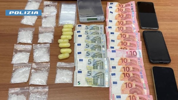 Due etti di shaboo nella borsa per consegnare cibo: la Polizia di Stato arresta un 43enne