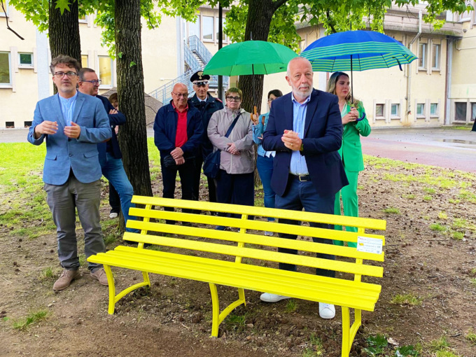 Lotta a bullismo e cyberbullismo, inaugurata la prima panchina gialla del Magentino