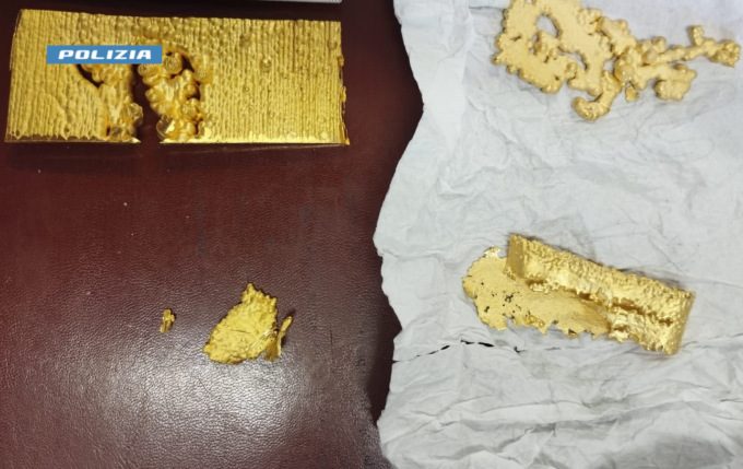 Rubava oro nascondendolo nei capelli: indagato un 38enne italiano