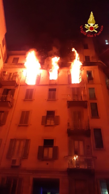 Scoppia un incendio nel condominio, donna si lancia dal balcone