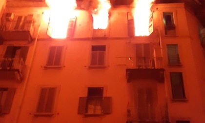 Scoppia un incendio nel condominio, donna si lancia dal balcone