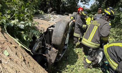 Un'auto si ribalta: soccorso 61enne