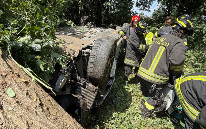 Un’auto si ribalta: soccorso 61enne