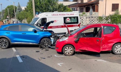 Schianto tra due auto, ragazzo portato in ospedale