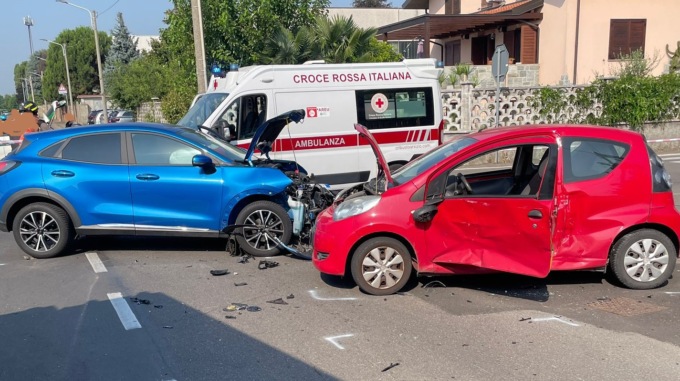 Schianto tra due auto, ragazzo portato in ospedale