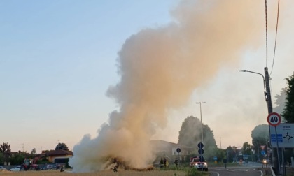 Incendio a un carro di fieno: evitato il peggio grazie alla rapidità di intervento