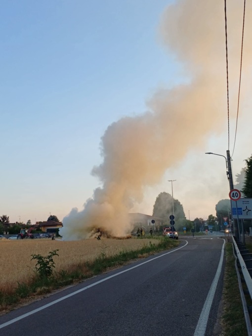 Incendio a un carro di fieno: evitato il peggio grazie alla rapidità di intervento