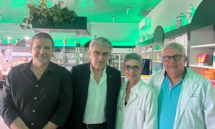 L'onorevole Maerna in visita alla farmacia rapinata