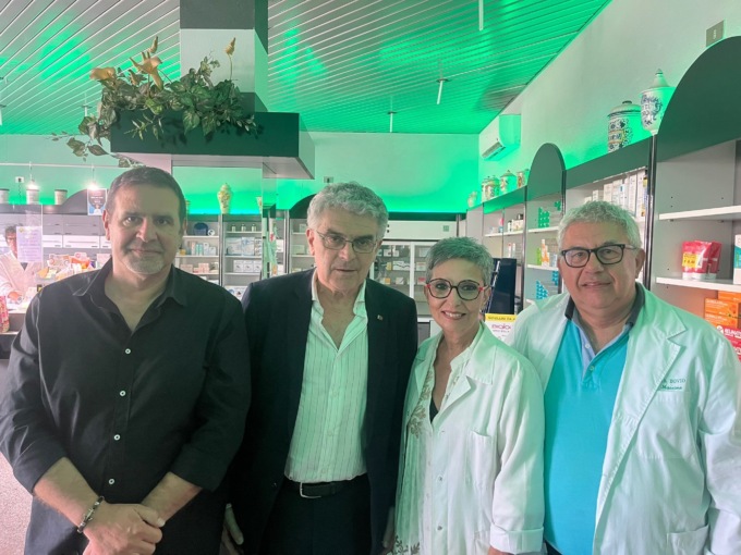L’onorevole Maerna in visita alla farmacia rapinata
