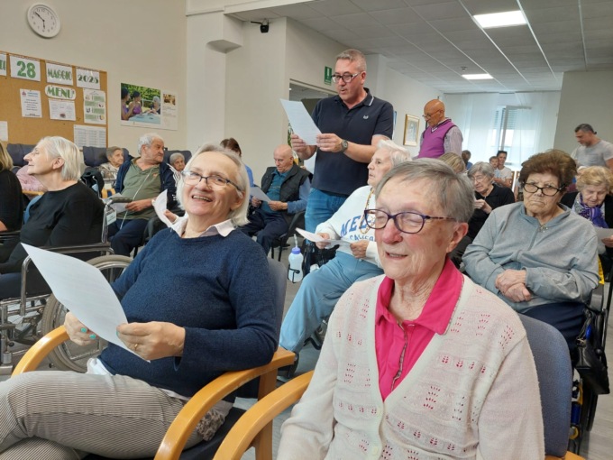 Cantare in coro al fianco degli ospiti della Casa famiglia