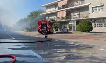 Un'auto prende fuoco: tanto spavento