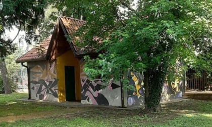 Sgomberato l'uomo che viveva da anni nei bagni del parco