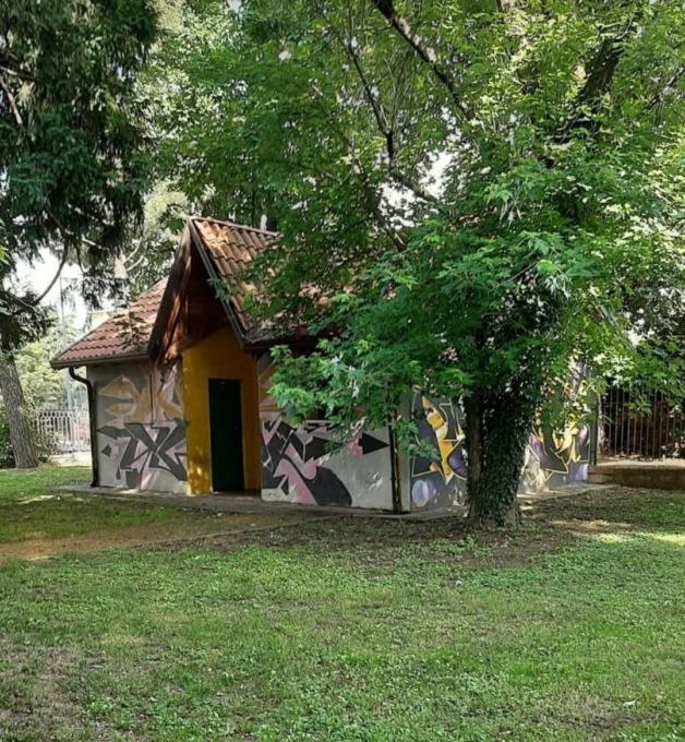 Sgomberato l’uomo che viveva da anni nei bagni del parco