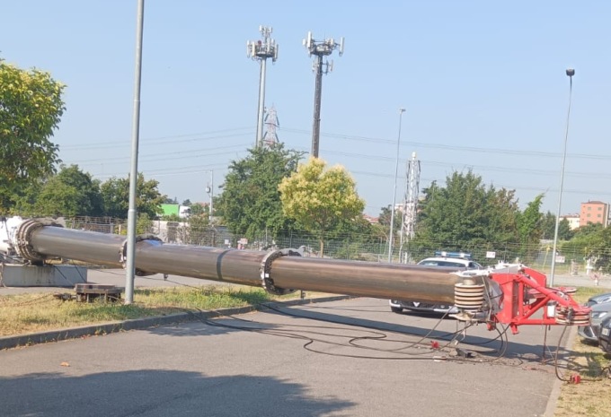 Cade una gru in mezzo alla strada: danneggiate due automobili