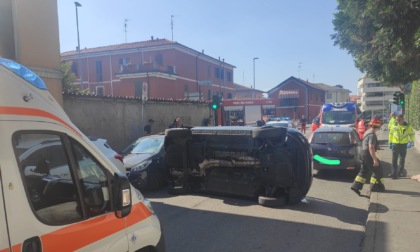 Si ribalta con l'auto: coinvolta anche una bambina