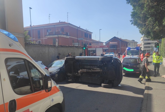 Si ribalta con l’auto: coinvolta anche una bambina