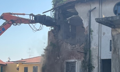 Partita la demolizione dell'ex cartiera di Bareggio