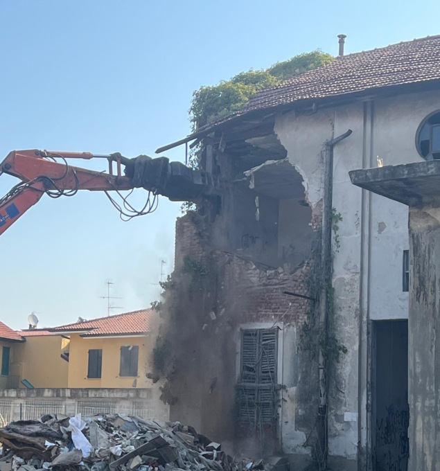 Partita la demolizione dell’ex cartiera di Bareggio
