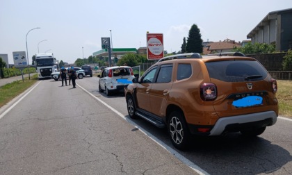 Dopo il tamponamento un auto prende fuoco