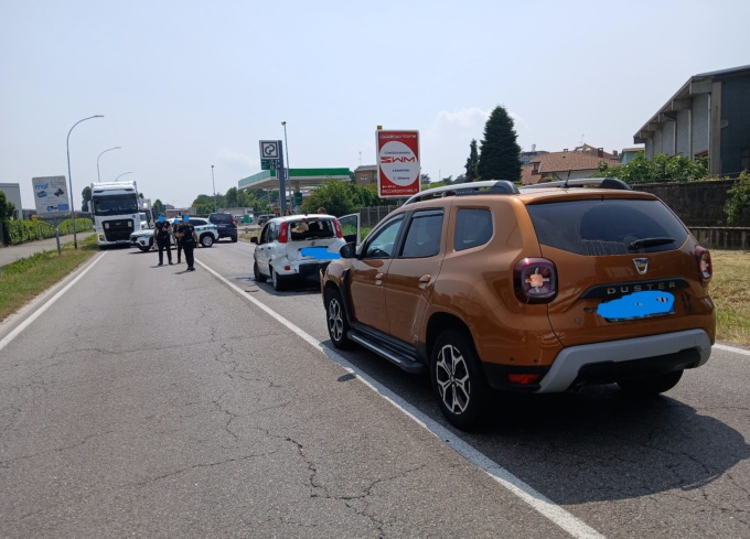 Dopo il tamponamento un auto prende fuoco