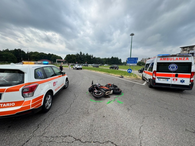 Scontro auto-moto: biker in ospedale