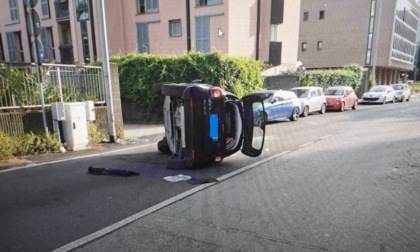 Si ribalta con l’auto: donna finisce  in ospedale