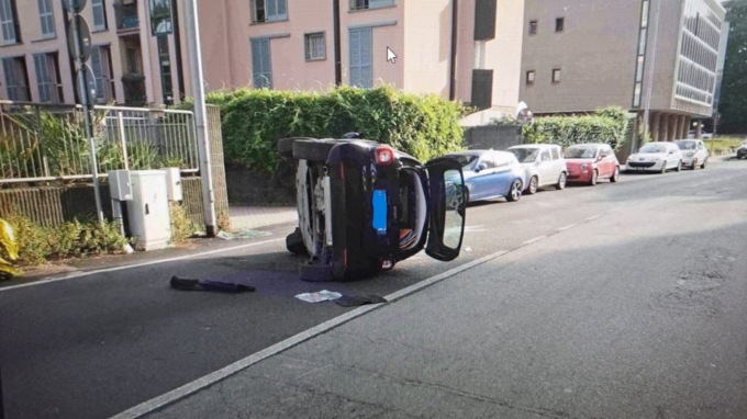 Si ribalta con l’auto: donna finisce  in ospedale