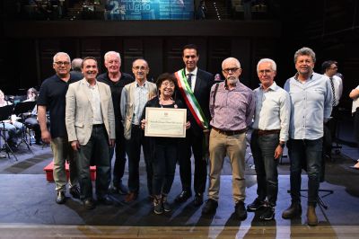 Si ritrovano dopo 50 anni per la loro maestra