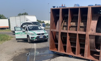 Camion perde il carico sulla rotonda: un motore industriale finisce sulla carreggiata
