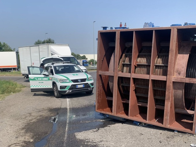 Camion perde il carico sulla rotonda: un motore industriale finisce sulla carreggiata