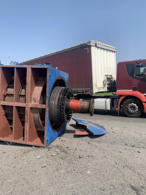 Camion perde il carico sulla rotonda, un motore industriale finisce sulla carreggiata