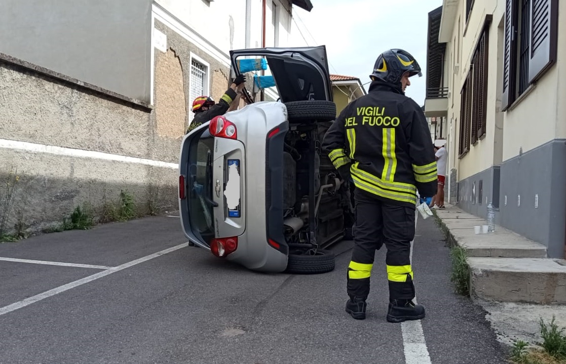 san vittore auto ribaltata via cantù