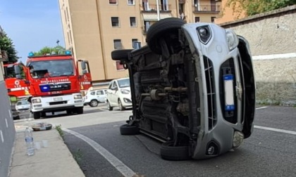 Auto si ribalta lungo la strada, a bordo due donne