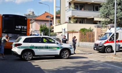 Esce dal cancello di casa e viene investito da una macchina: preoccupazione per un bambino di 3 anni