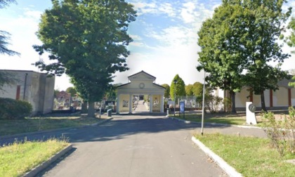 Gente chiusa fuori dal cimitero, qualcuno forza il cancello. Il sindaco: "L'hanno rotto, troviamo chi è stato"