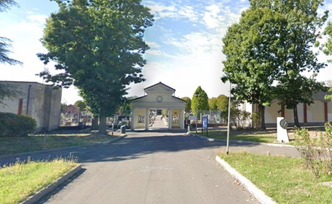 Gente chiusa fuori dal cimitero, qualcuno forza il cancello. Il sindaco: “L’hanno rotto, troviamo chi è stato”
