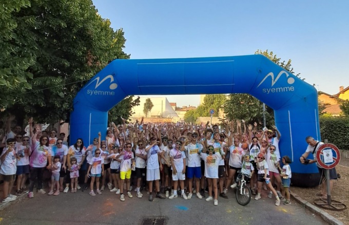 Novecento partecipanti alla Family colour 2025