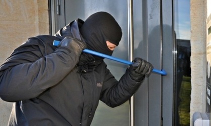 Pensionata sequestrata per oltre un’ora da due ladri