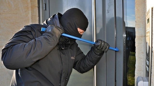 Pensionata sequestrata per oltre un’ora da due ladri