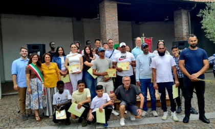 Corso di italiano per stranieri: diplomi e una copia della Costituzione ai partecipanti