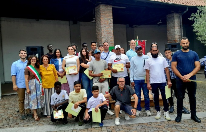 Corso di italiano per stranieri: diplomi e una copia della Costituzione ai partecipanti