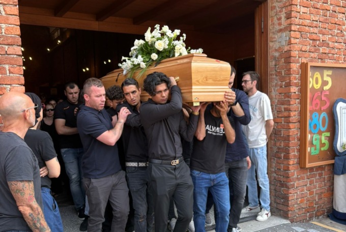 Quasi in 1000 ai funerali di Klaudio Gjata