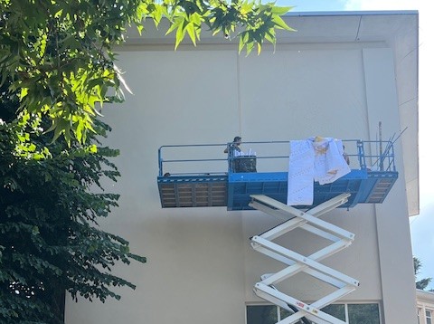 “Oltre la vetta”, prende forma il murale sulla scuola Bonvesin