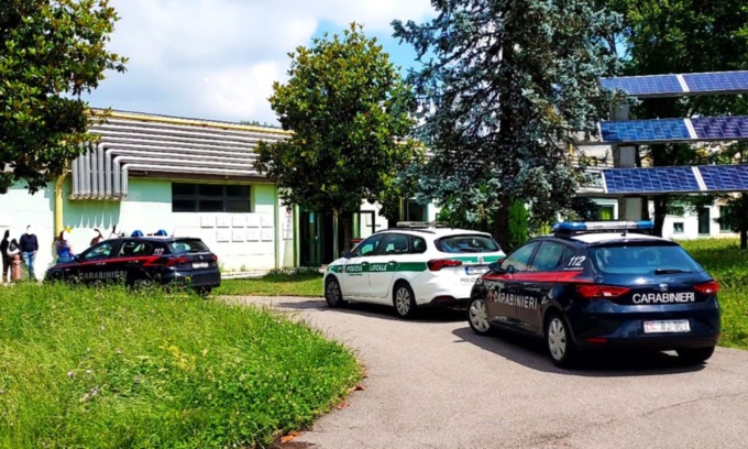 Vandali a scuola: rubano tablet e svuotano l’estintore nelle aule