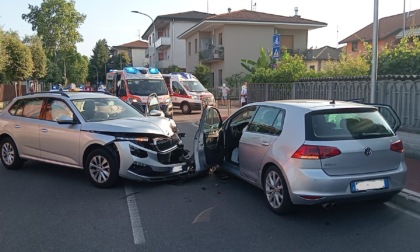 Non si fermano a un posto di blocco, si schiantano contro un'auto e feriscono anche un ciclista