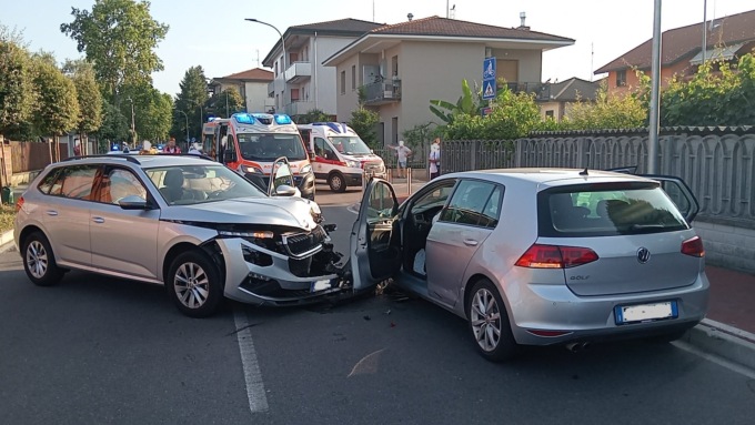 Non si fermano a un posto di blocco, si schiantano contro un’auto e feriscono anche un ciclista
