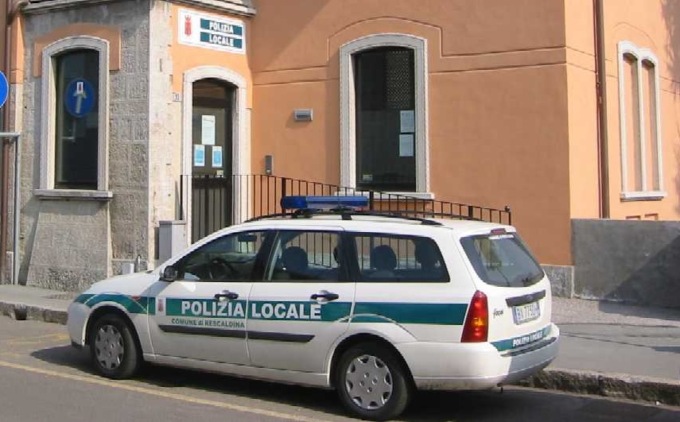 Blitz della Polizia Locale nel parco intitolato alla poliziotta: trovata droga