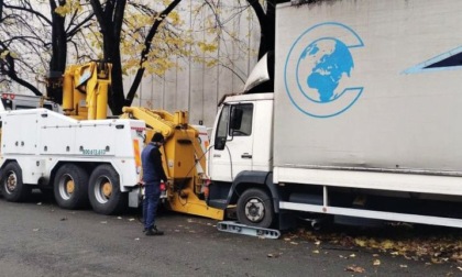 Rimosso un grosso camion abbandonato